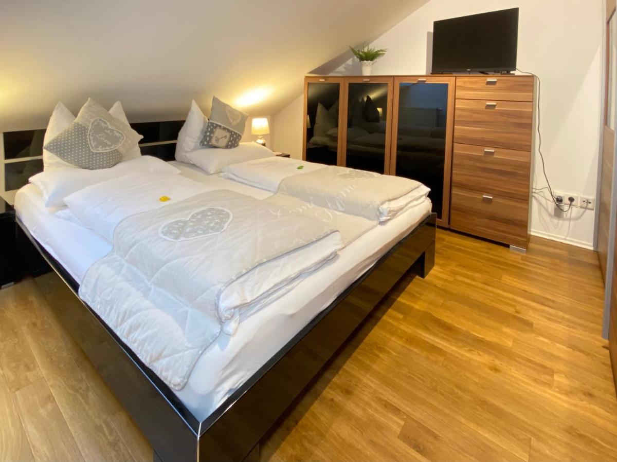 4 Zimmer Apartment, 125 Qm, Ruhig Und Zentrumsnah, Max 5 Pers, Dachterasse, Garage, 1000 Mbit Böblingen Exterior foto