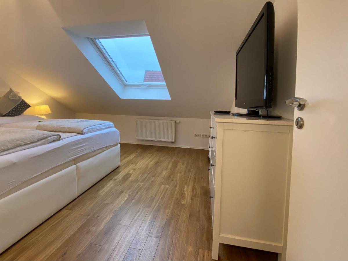 4 Zimmer Apartment, 125 Qm, Ruhig Und Zentrumsnah, Max 5 Pers, Dachterasse, Garage, 1000 Mbit Böblingen Exterior foto